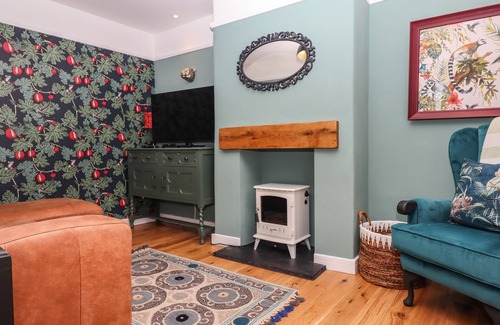 Bishopsteignton Cottage | ROSE COTTAGE, pet friendly, with a garden in Bishopsteignton