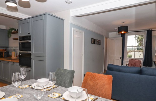 Bishopsteignton Cottage | ROSE COTTAGE, pet friendly, with a garden in Bishopsteignton
