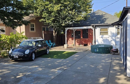 Southeastern Sacramento House | Rose House: Charming, Pet Friendly Urban Cottage