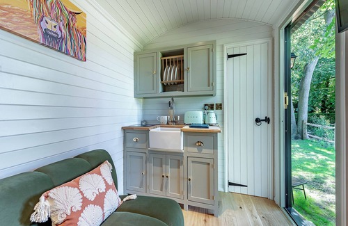 Chipstead Apartment | Rose Hut Hideaway - UK50233