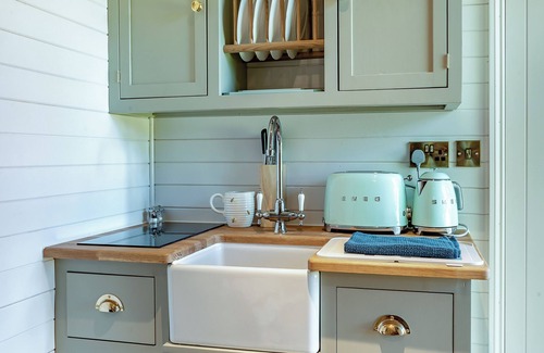 Chipstead Apartment | Rose Hut Hideaway - UK50233