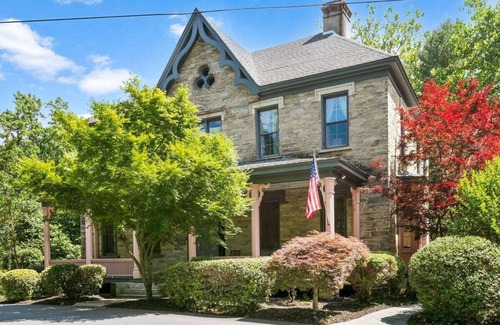 Skyland Apartment | Rose Room of the Blake House romantic couples getaway near Asheville w/free Biltmore pass