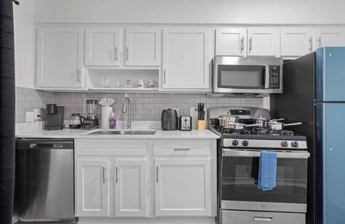 West Campus Apartment | Rose Suite - Sleeps 6!| Great for ACL, F1, and UT!