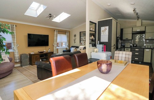Auchterarder Cottage | ROSEGRACE LODGE, pet friendly, with a garden in Auchterarder