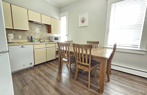 Yachting Village Apartment | 'Rosie' downtown Newport