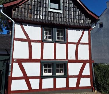 Kommern House | Rosige Zeiten, Ferien im Fachwerkhof