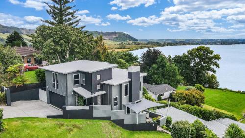 Kawaha Point House | Rotorua Serenity Lakeview Retreat