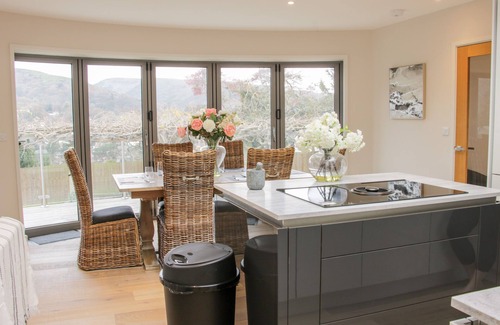 Church Stretton Cottage | ROUND HOUSE, family friendly, with hot tub in Church Stretton