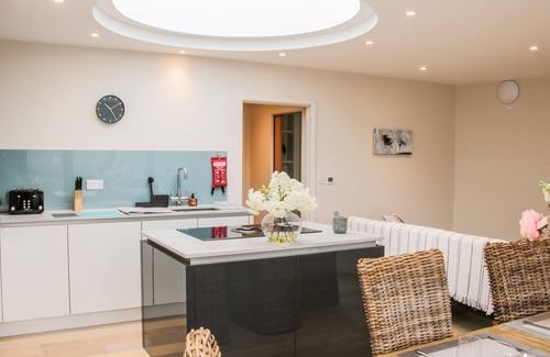 Church Stretton Cottage | ROUND HOUSE, family friendly, with hot tub in Church Stretton