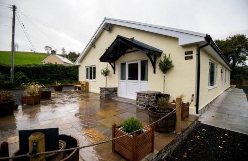 Laugharne House | ROUND PARK- Private and spacious family bungalow with parking