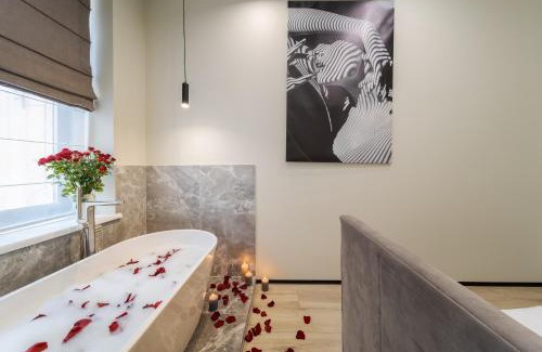 Lviv City Center Apartment | Royal apart with bathtub on Rappaporta 15