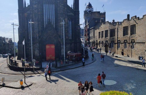 Old Town Apartment | Royal Mile apt, just 1 min from Edinburgh Castle!