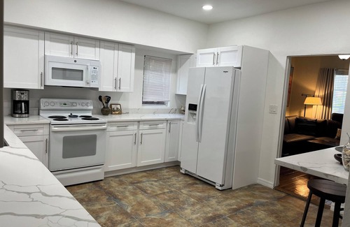 Altamont Manor Apartment | Royal Palm Apt-Huge BR, Remodeled Kitchen & Cabinets, Comfy Leather Sofa!