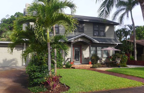 Altamont Manor Apartment | Royal Palm Apt-Huge BR, Remodeled Kitchen & Cabinets, Comfy Leather Sofa!