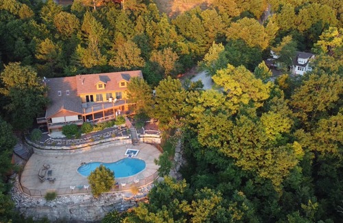 Lampe House | Royal View your holiday escape on Table Rock Lake near Branson Attractions.