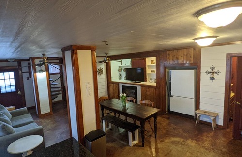 Oscar House | Rubies on the River- large yard, private pier, great for couples and families