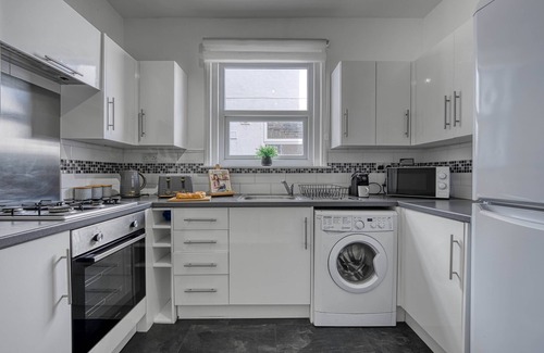 Southsea House | Rugby Heights - 3 Bed Townhouse, central Southsea