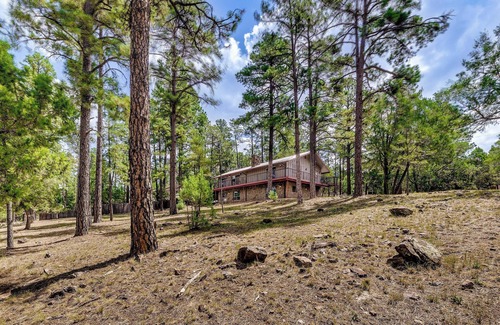 Ruidoso Cottage | Ruidoso Vacation Rental w/Spacious Deck