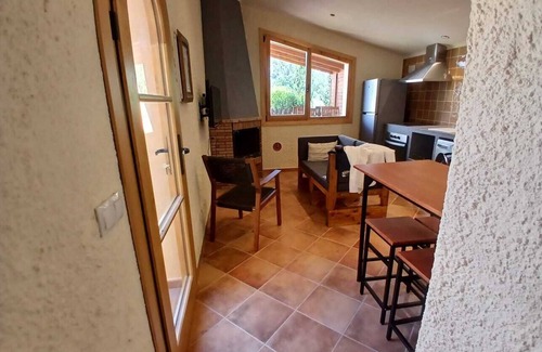 San Martin Sarroca Apartment | Rural apartment with garden and elevated swimming pool.