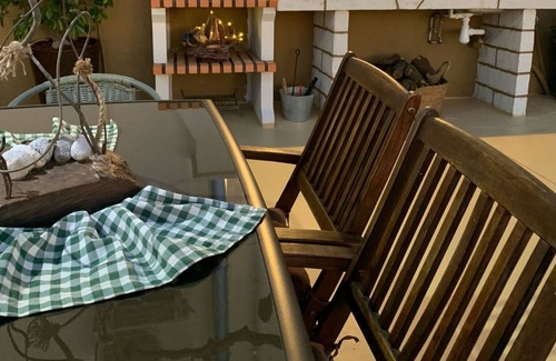 Deltebre Cottage | Rural house Enric with children's playground, swimming pool, barbecue, parking, pets allowed.