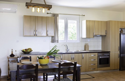 Vizari Cottage | Rural Residence with views amidst an olive grove