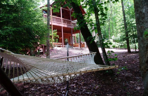 Ellijay Cabin | Rushing Rapids, Fly Fishing, catch & release.just steps to the RIVER.