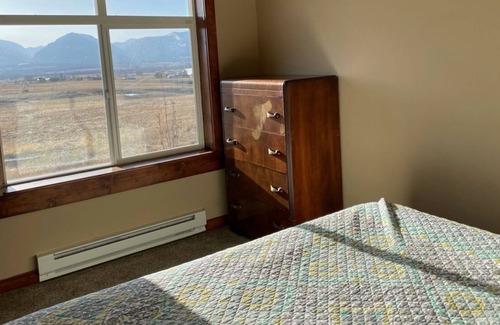 Corvallis Apartment | Rustic 2 bed/1 bath Cabin above shop +hot tub!