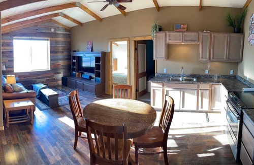 Corvallis Apartment | Rustic 2 bed/1 bath Cabin above shop +hot tub!