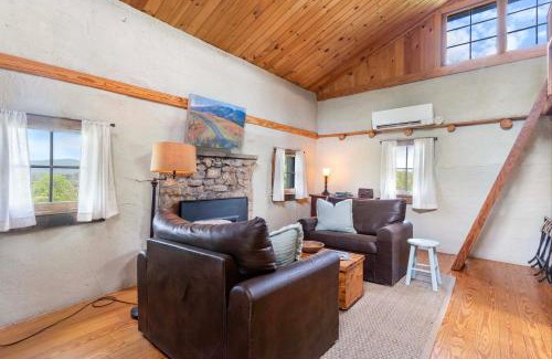 Batesville Apartment | Rustic Baileys Retreat Cabin Near Wineries!