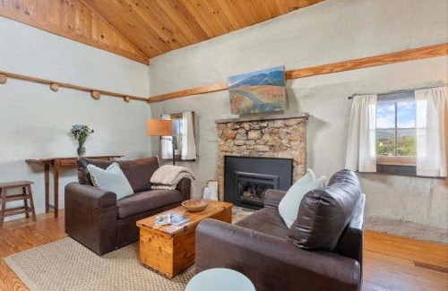 Batesville Apartment | Rustic Baileys Retreat Cabin Near Wineries!