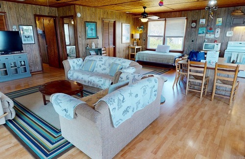 Folly Beach House | Rustic Beach Cabin~ G.O.s Getaway