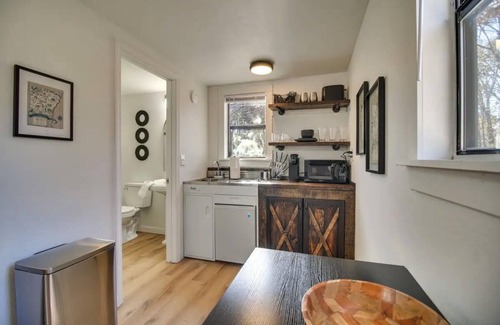 Gentry Cabin | Rustic Cabin! Close to Downtown Siloam Springs