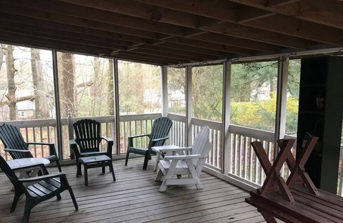 Greentown Cabin | Rustic Cabin Promised Land State Park, Poconos- Walking Distance To Both Lakes