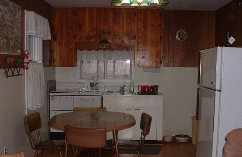 Greentown Cabin | Rustic Cabin Promised Land State Park, Poconos- Walking Distance To Both Lakes