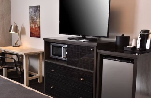 Broken Arrow Hotel | Rustic Charm Meets Modern Comfort in Broken Arrow Getaway! On-site Bar