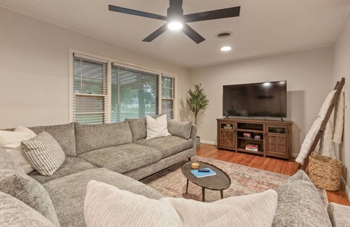 Owasso Apartment | Rustic Charm Owasso | 2BR Big Backyard Near Tulsa
