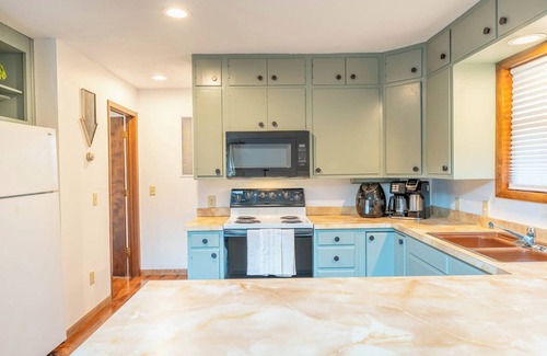 Mountain View Cabin | Rustic charm with modern amenities, ensuring a comfortable and memorable stay.