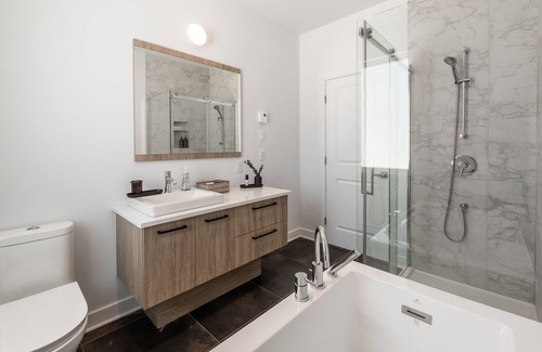 Saint-Calixte Ski Chalet | Rustic Chic 2BR Retreat with Hot Tub in the heart of Lanaudière