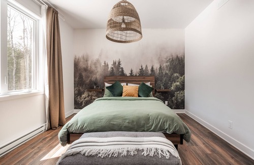 Saint-Calixte Ski Chalet | Rustic Chic 2BR Retreat with Hot Tub in the heart of Lanaudière