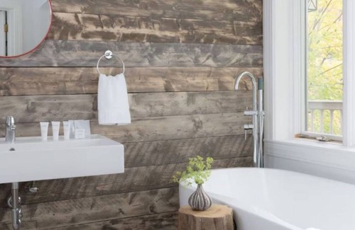 Stowe Area Hotel | Rustic-Chic Double Room Perfect for Skiing Adventures Near Rentals