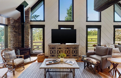 Fairview House | Rustic-chic home on 11 acres with barn & horse pastures, close to Lieper's Fork