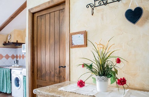 Laroya Cottage | Rustic Cottage in Laroya with Swimming Pool and Terrace