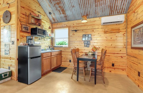 Wimberley Cabin | Rustic Cottage w/Firepit, Pickleball & Porch