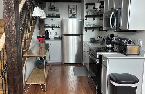 Oneida Apartment | Rustic cozy large 1-bedroom, Queen Size Bednpriced per-person rate