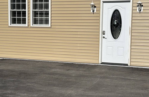 Oneida Apartment | Rustic cozy large 1-bedroom, Queen Size Bednpriced per-person rate