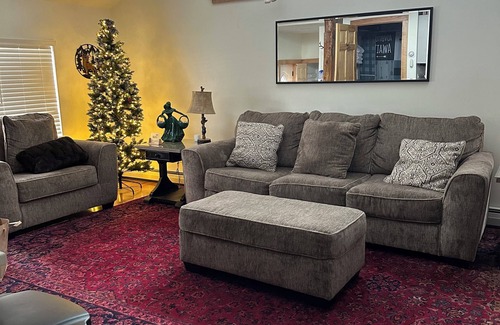 Oneida Apartment | Rustic cozy large 1-bedroom, Queen Size Bednpriced per-person rate
