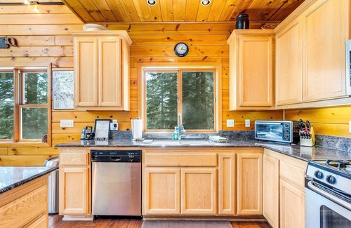 Arnold House | Rustic Custom Built Cabin w/Hot Tub & Sauna SK#33 by Bear Valley Vacation Rentals