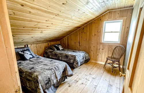 Rockwood Cabin | Rustic dog-friendly lakefront home with private beach, lake views, firepit, AC