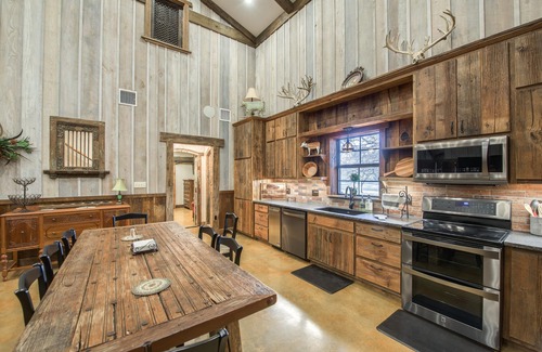 Doss Cabin | Rustic Elegance