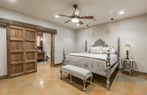 Doss Cabin | Rustic Elegance